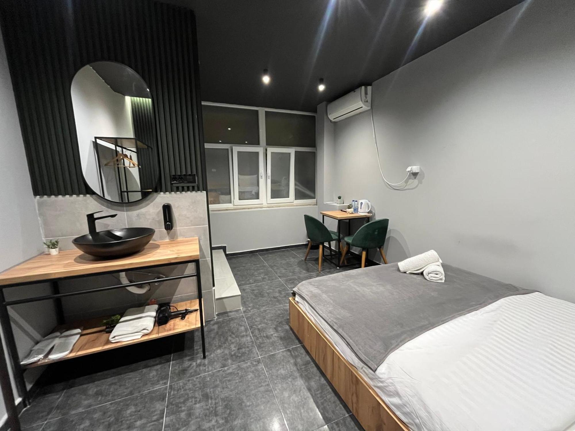 M - Square Private Rooms Skopje Rom bilde